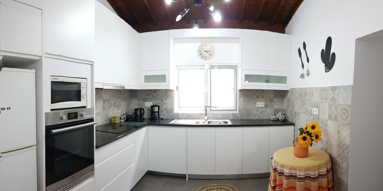 Join Our Relaxed House Near The Beach - Mosteiros ภายนอก รูปภาพ